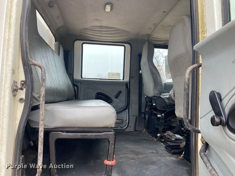 image for item DN8089 2004 International Navistar 7400  Crew Cab flatbed truck