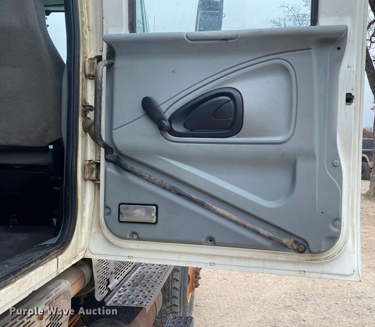 image for item DN8089 2004 International Navistar 7400  Crew Cab flatbed truck