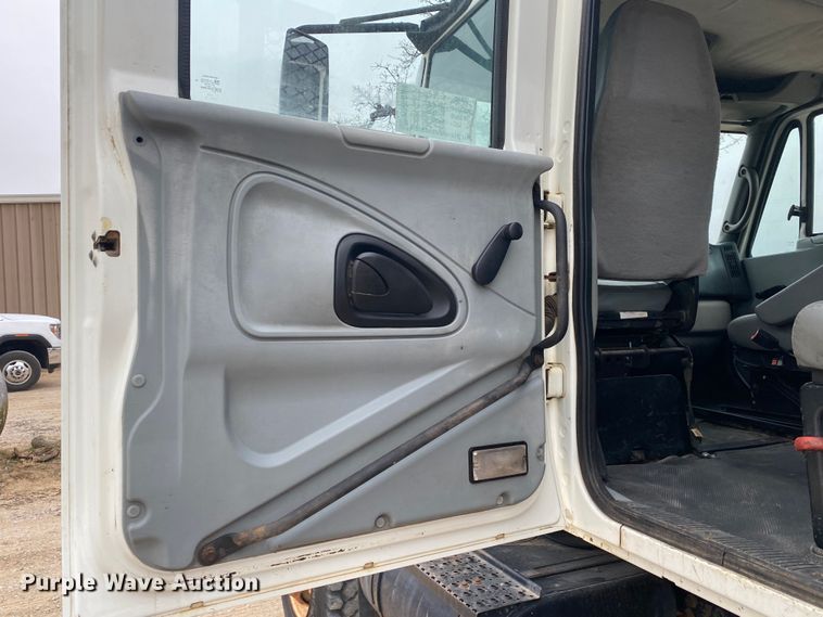 image for item DN8089 2004 International Navistar 7400  Crew Cab flatbed truck