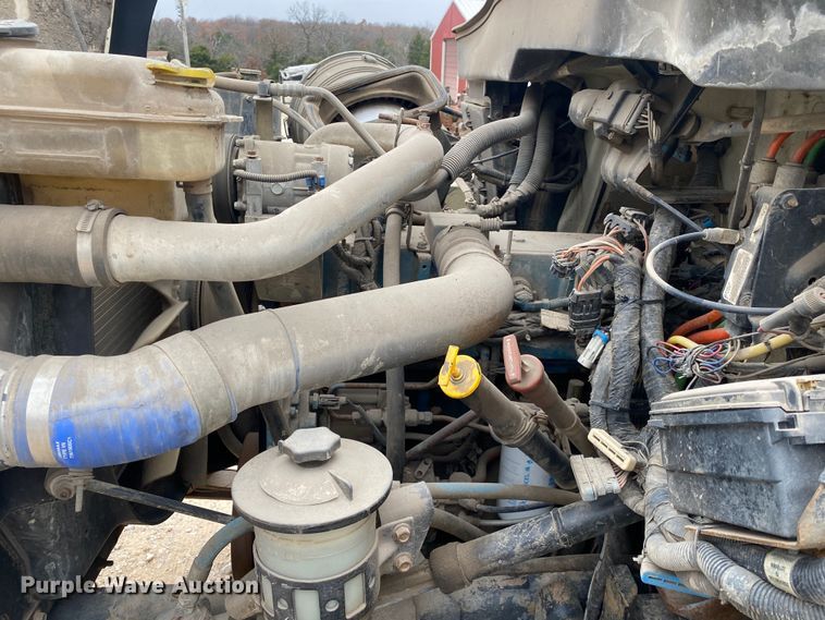 image for item DN8089 2004 International Navistar 7400  Crew Cab flatbed truck