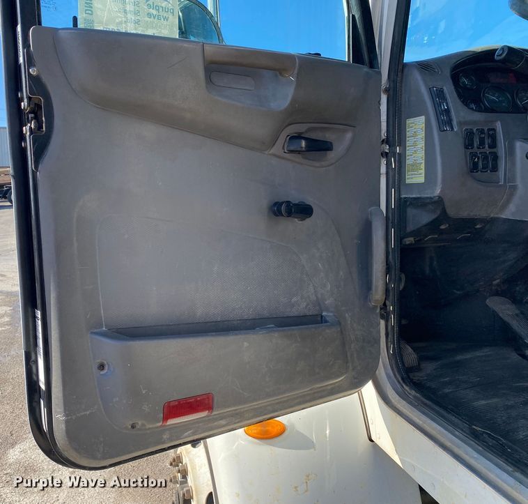 image for item DN8122 2015 Peterbilt 330  dump flatbed truck