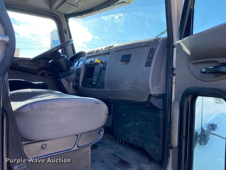 image for item DN8122 2015 Peterbilt 330  dump flatbed truck