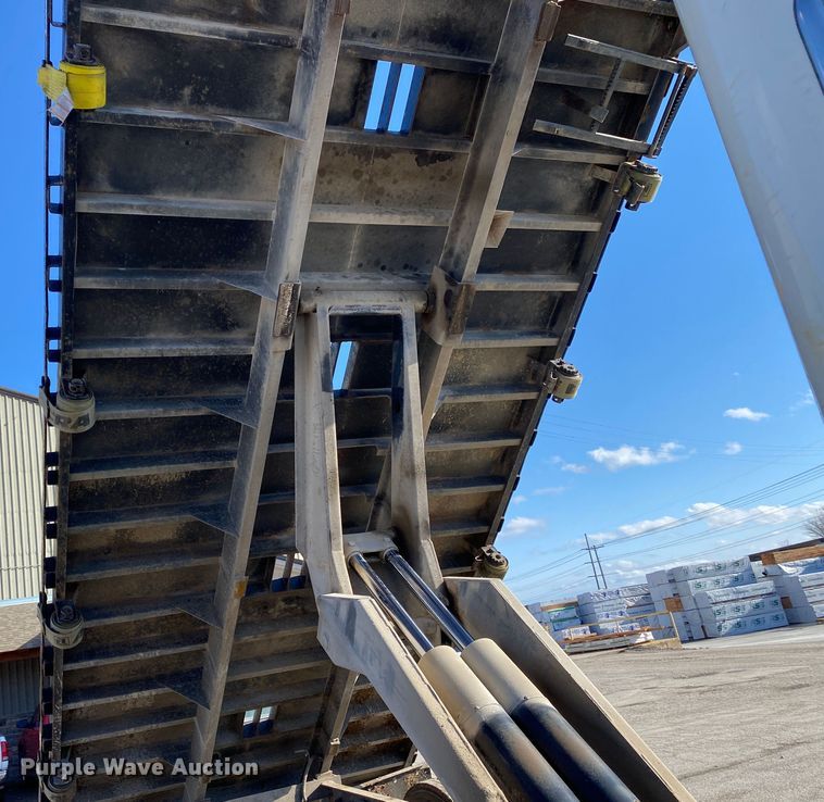 image for item DN8122 2015 Peterbilt 330  dump flatbed truck