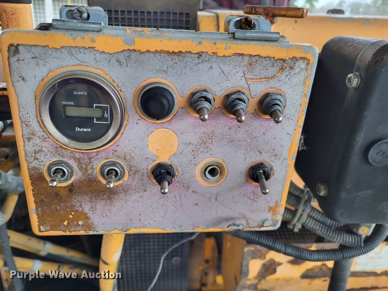 image for item DO3467 2000 Lee Boy L8500T  paver