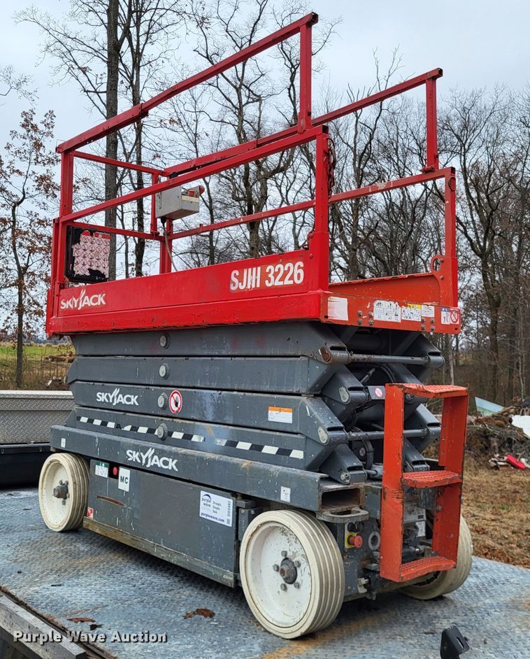 image for item DO3482 2017 Skyjack SJ3226  scissor lift