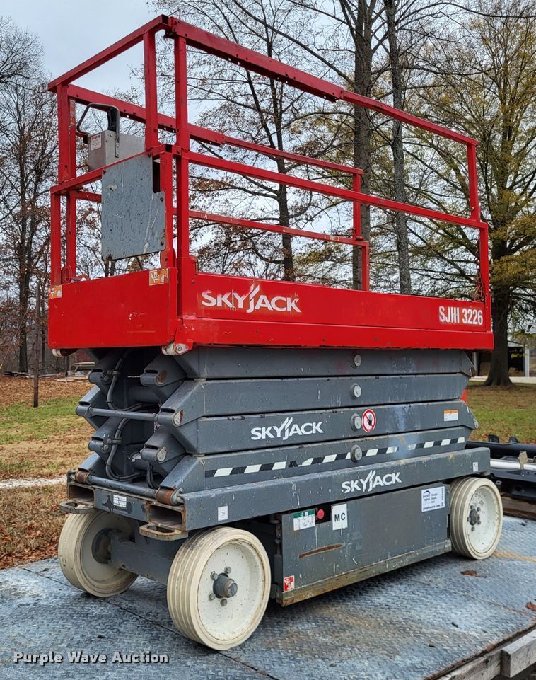 image for item DO3482 2017 Skyjack SJ3226  scissor lift