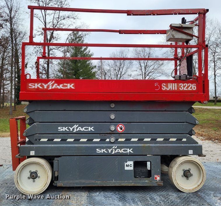 image for item DO3482 2017 Skyjack SJ3226  scissor lift