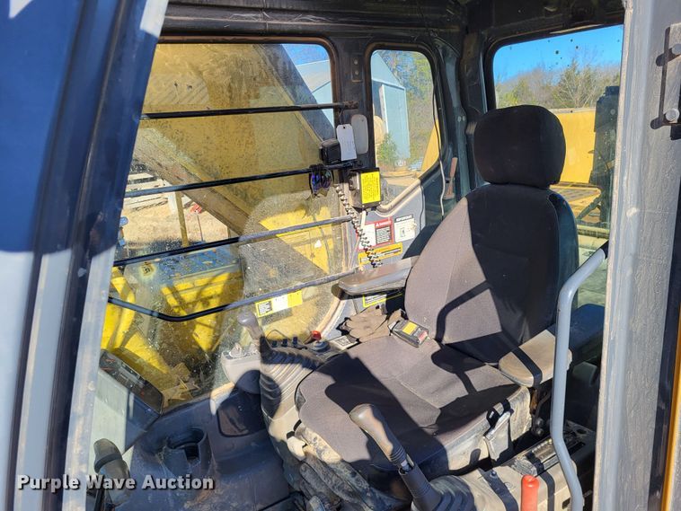 image for item DO3487 2005 John Deere 330C LC  excavator