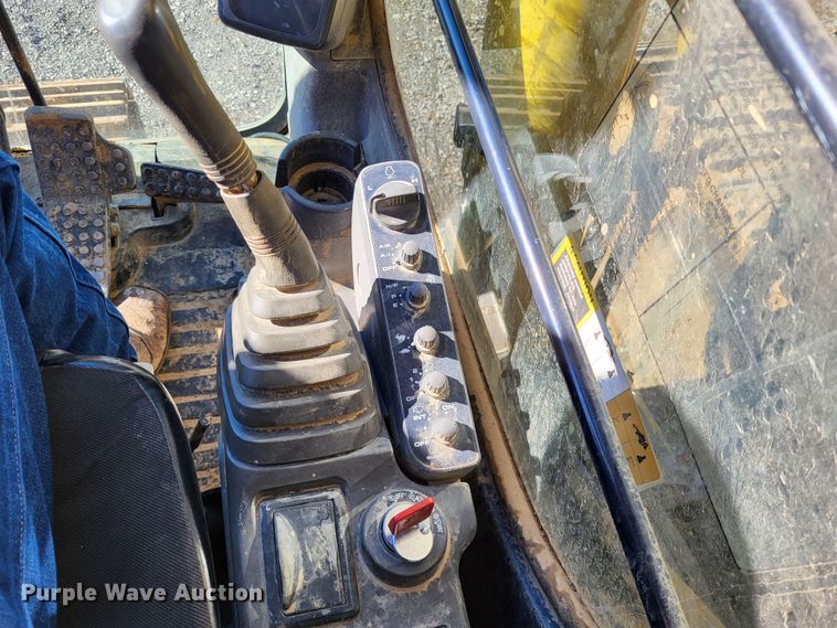 image for item DO3487 2005 John Deere 330C LC  excavator