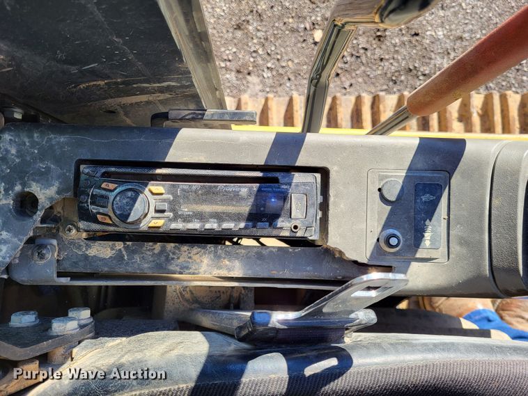 image for item DO3487 2005 John Deere 330C LC  excavator