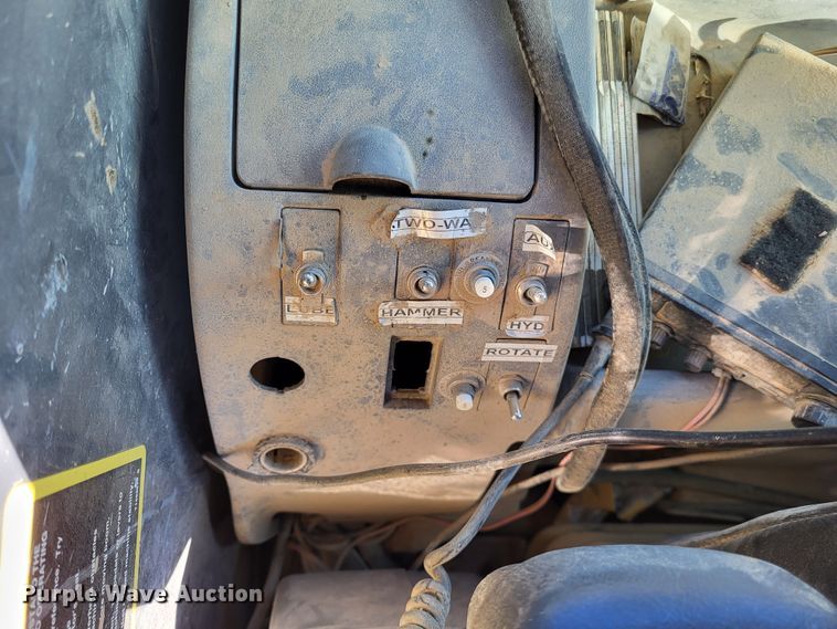 image for item DO3487 2005 John Deere 330C LC  excavator