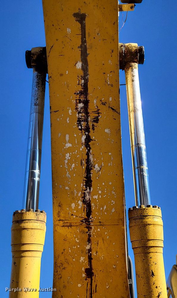 image for item DO3487 2005 John Deere 330C LC  excavator