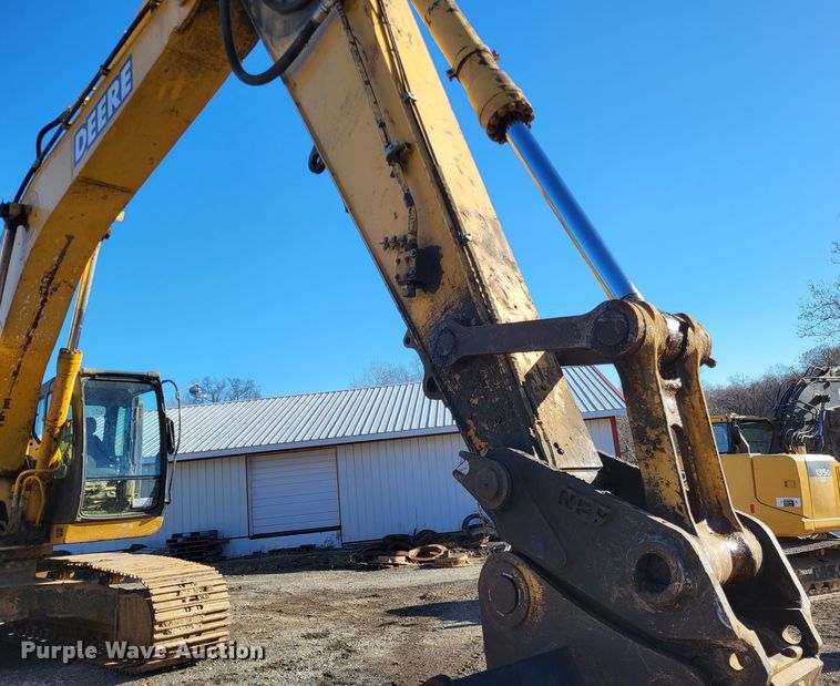 image for item DO3487 2005 John Deere 330C LC  excavator