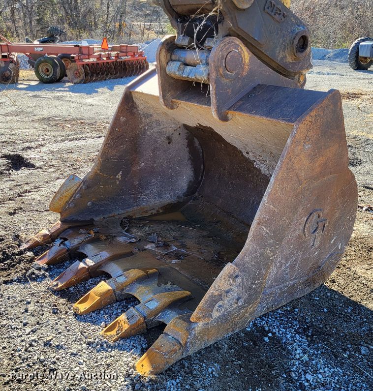 image for item DO3487 2005 John Deere 330C LC  excavator