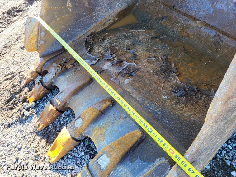 image for item DO3487 2005 John Deere 330C LC  excavator