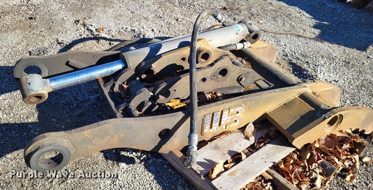 image for item DO3487 2005 John Deere 330C LC  excavator