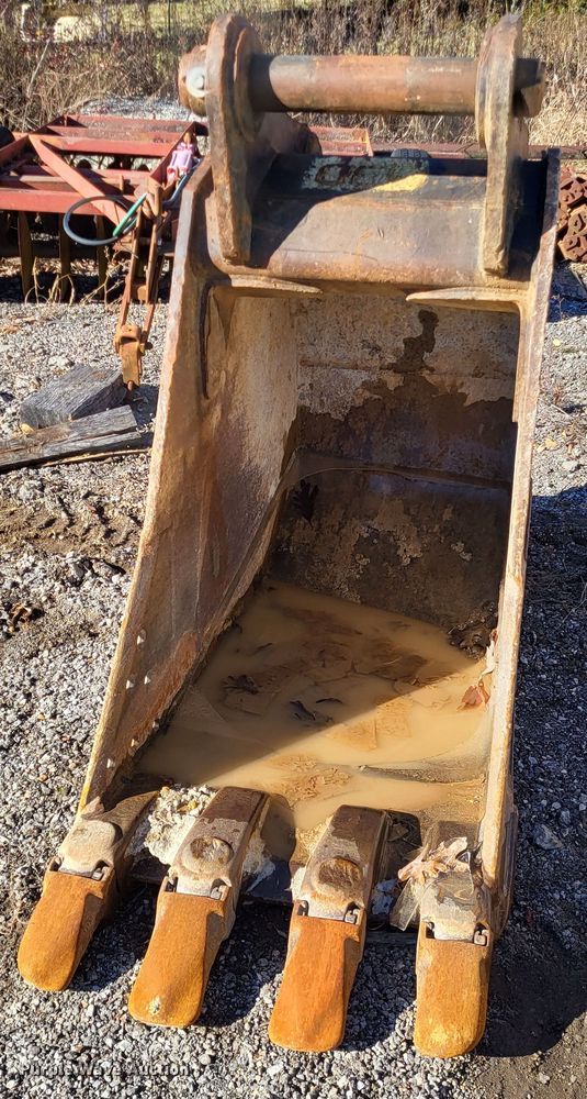 image for item DO3488 Werk Brau JD330  30"W excavator bucket