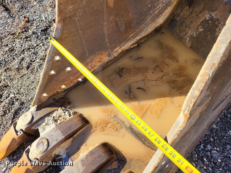 image for item DO3488 Werk Brau JD330  30"W excavator bucket