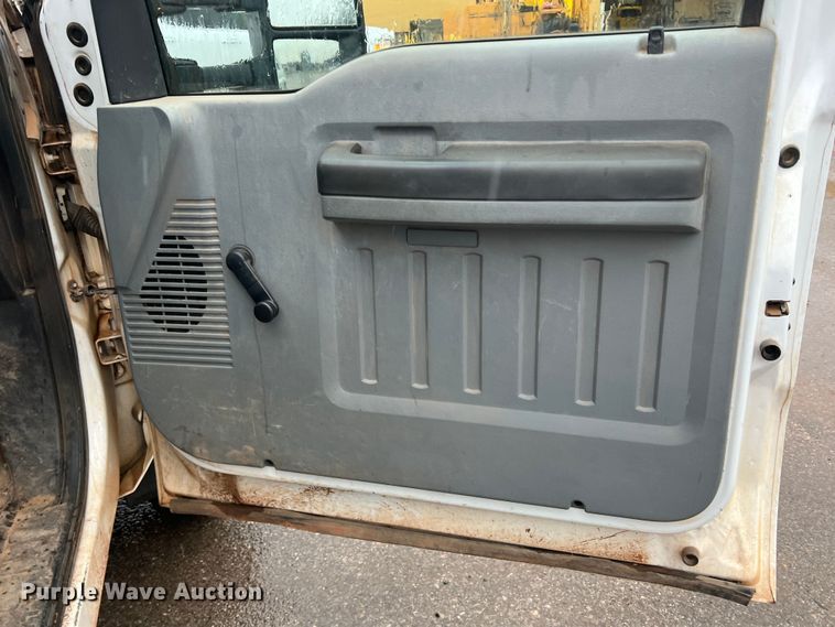 image for item DO8869 2014 Ford F550 Super Duty  truck cab and chassis