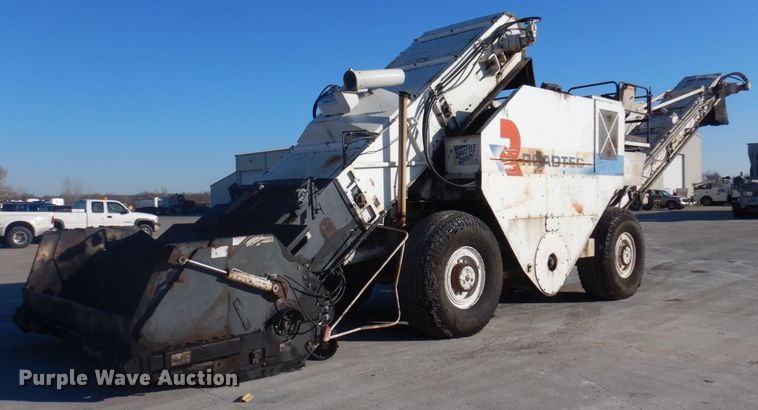 image for item DP0439 1999 Roadtec SB2500B  shuttle buggy material transfer vehicle