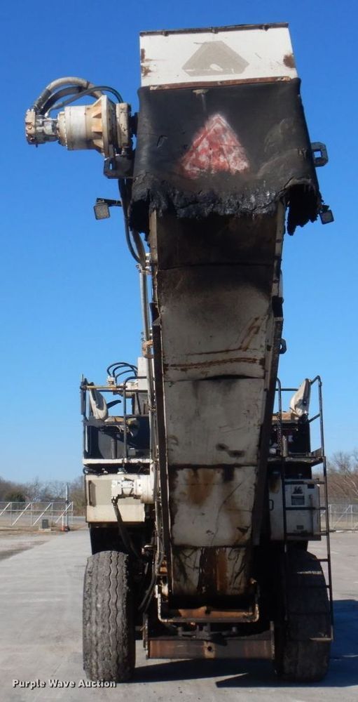 image for item DP0439 1999 Roadtec SB2500B  shuttle buggy material transfer vehicle