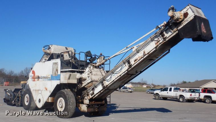 image for item DP0439 1999 Roadtec SB2500B  shuttle buggy material transfer vehicle