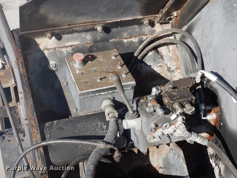 image for item DP0439 1999 Roadtec SB2500B  shuttle buggy material transfer vehicle