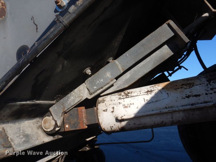 image for item DP0439 1999 Roadtec SB2500B  shuttle buggy material transfer vehicle