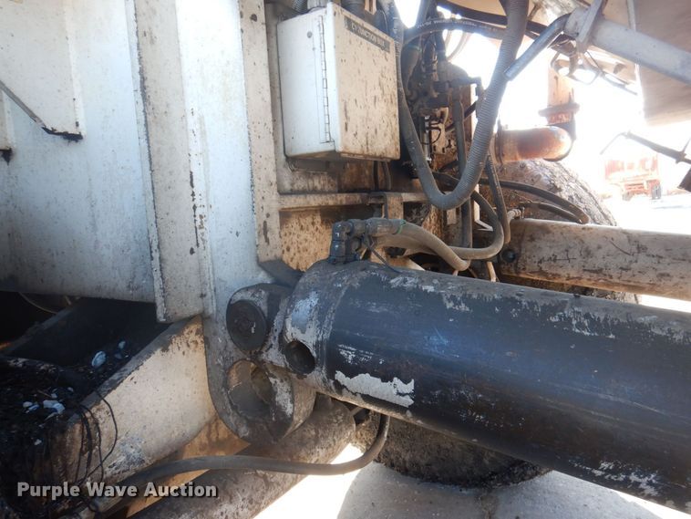 image for item DP0439 1999 Roadtec SB2500B  shuttle buggy material transfer vehicle