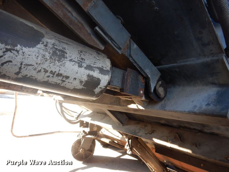 image for item DP0439 1999 Roadtec SB2500B  shuttle buggy material transfer vehicle