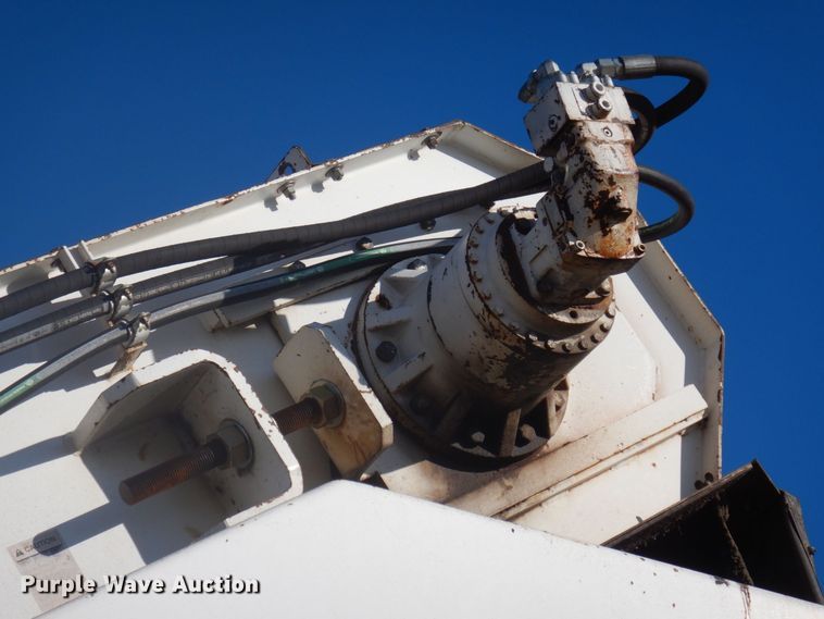 image for item DP0439 1999 Roadtec SB2500B  shuttle buggy material transfer vehicle