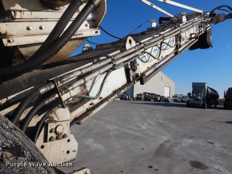 image for item DP0439 1999 Roadtec SB2500B  shuttle buggy material transfer vehicle