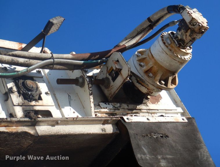 image for item DP0439 1999 Roadtec SB2500B  shuttle buggy material transfer vehicle