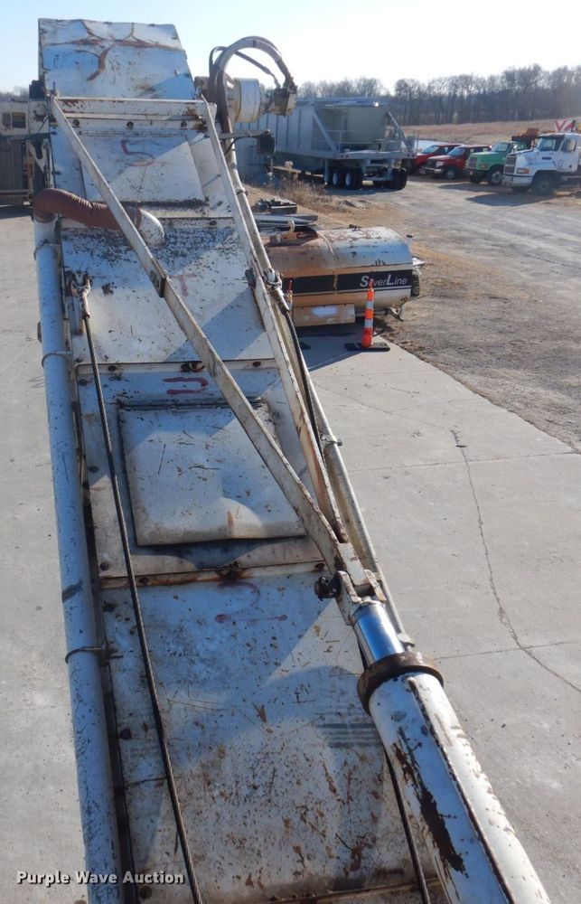 image for item DP0439 1999 Roadtec SB2500B  shuttle buggy material transfer vehicle