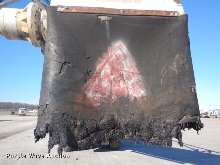 image for item DP0439 1999 Roadtec SB2500B  shuttle buggy material transfer vehicle