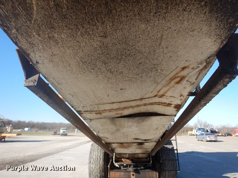 image for item DP0439 1999 Roadtec SB2500B  shuttle buggy material transfer vehicle