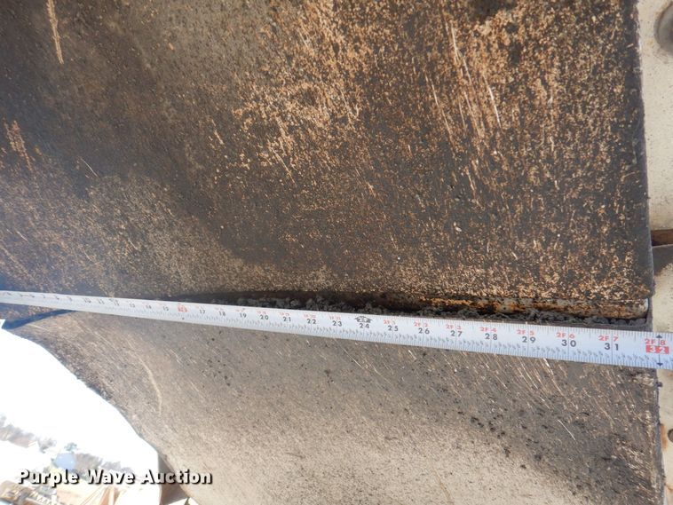 image for item DP0439 1999 Roadtec SB2500B  shuttle buggy material transfer vehicle