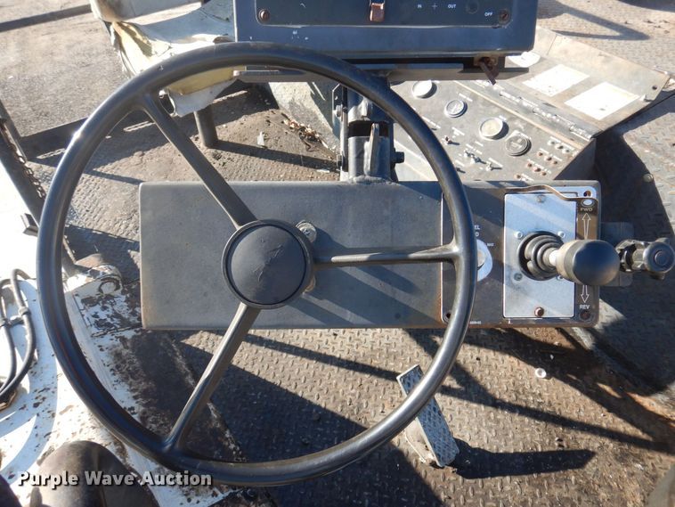 image for item DP0439 1999 Roadtec SB2500B  shuttle buggy material transfer vehicle