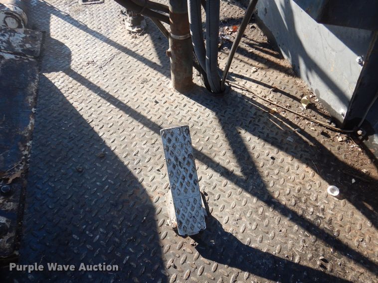 image for item DP0439 1999 Roadtec SB2500B  shuttle buggy material transfer vehicle