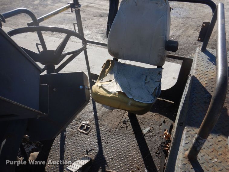 image for item DP0439 1999 Roadtec SB2500B  shuttle buggy material transfer vehicle