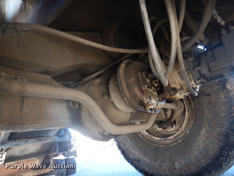 image for item DP0439 1999 Roadtec SB2500B  shuttle buggy material transfer vehicle