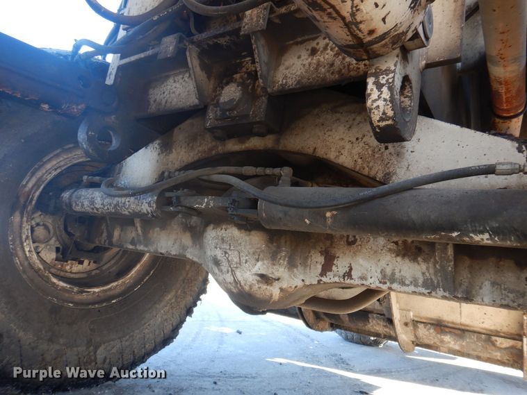 image for item DP0439 1999 Roadtec SB2500B  shuttle buggy material transfer vehicle