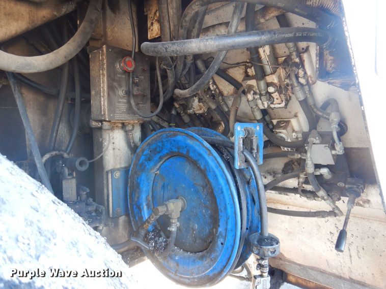 image for item DP0439 1999 Roadtec SB2500B  shuttle buggy material transfer vehicle