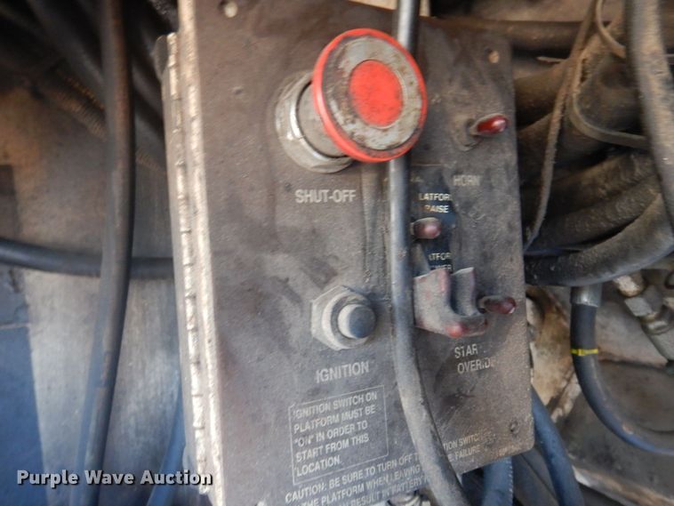 image for item DP0439 1999 Roadtec SB2500B  shuttle buggy material transfer vehicle