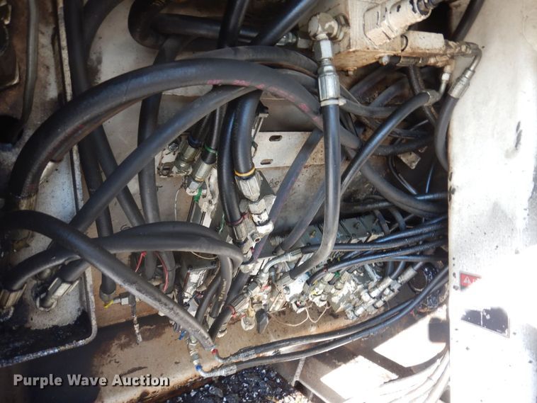 image for item DP0439 1999 Roadtec SB2500B  shuttle buggy material transfer vehicle