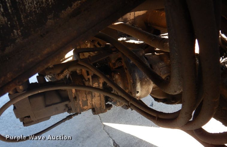 image for item DP0439 1999 Roadtec SB2500B  shuttle buggy material transfer vehicle