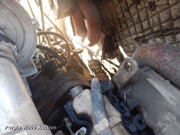 image for item DP0439 1999 Roadtec SB2500B  shuttle buggy material transfer vehicle