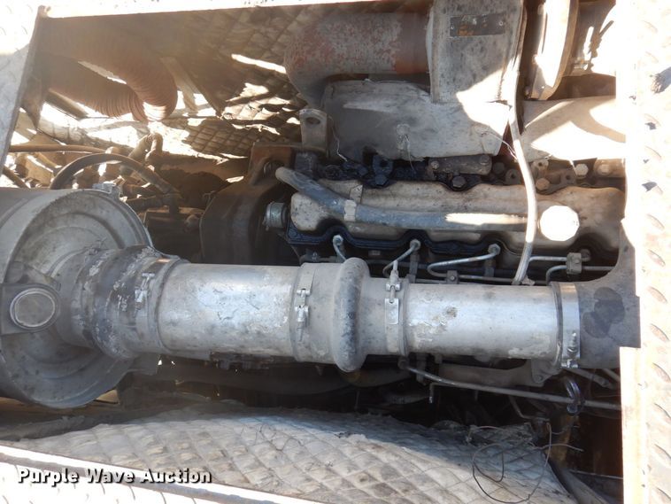 image for item DP0439 1999 Roadtec SB2500B  shuttle buggy material transfer vehicle