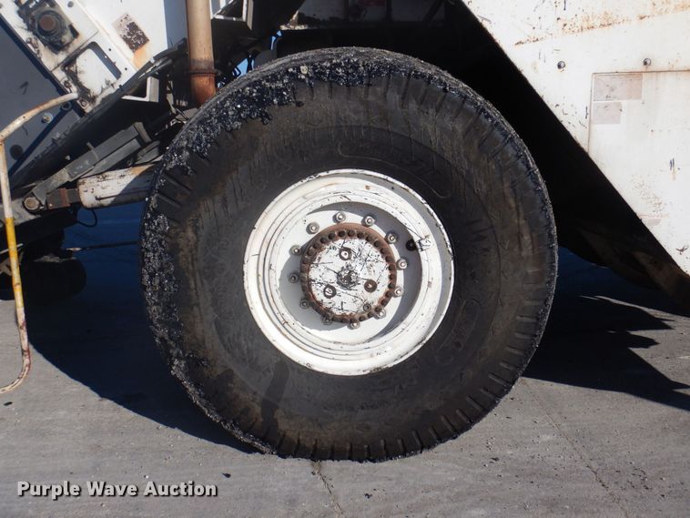 image for item DP0439 1999 Roadtec SB2500B  shuttle buggy material transfer vehicle