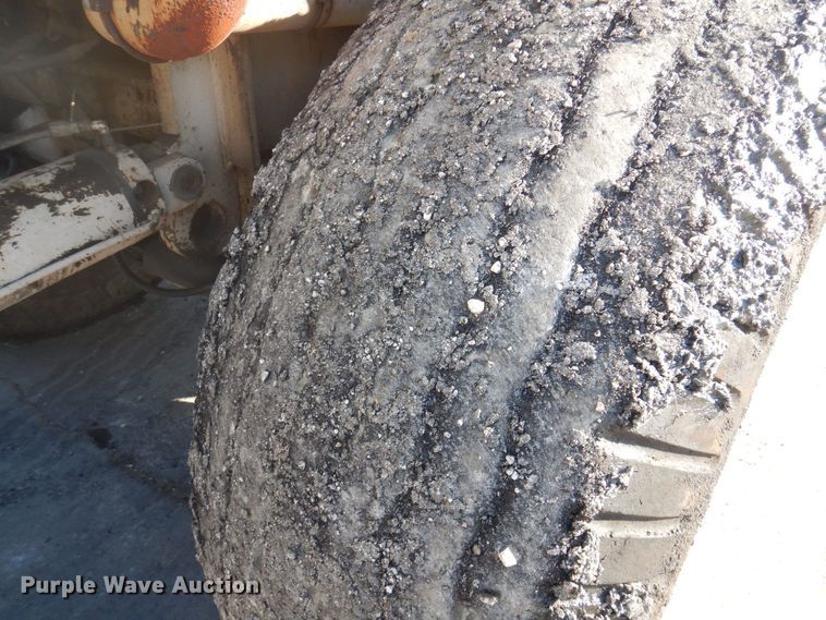 image for item DP0439 1999 Roadtec SB2500B  shuttle buggy material transfer vehicle